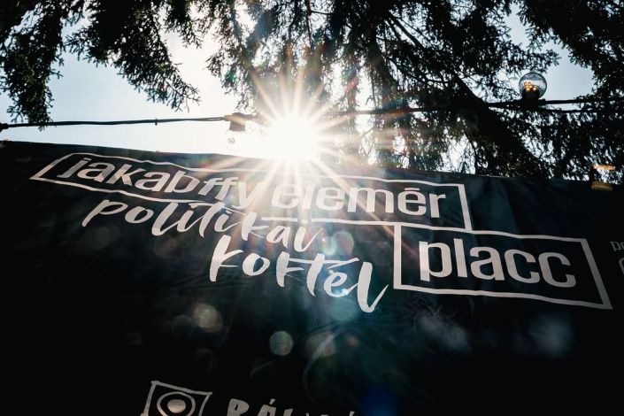 🌞 Napsütés, jó arcok, még jobb beszélgetések – ilyen volt a péntek a Jakabffy Placcon.
Szó volt a fiatalok szerepvállalásáról, a választások utáni helyzetről és arról is, hogyan vívjuk tovább a küzdelmeinket a múlt emlékezetéért – mindez baráti hangulatban, ahogy kell. Szombat este buli, van idő rápihenni.

📸 Téged is lencsevégre kaptunk? Nézd meg a képeket!