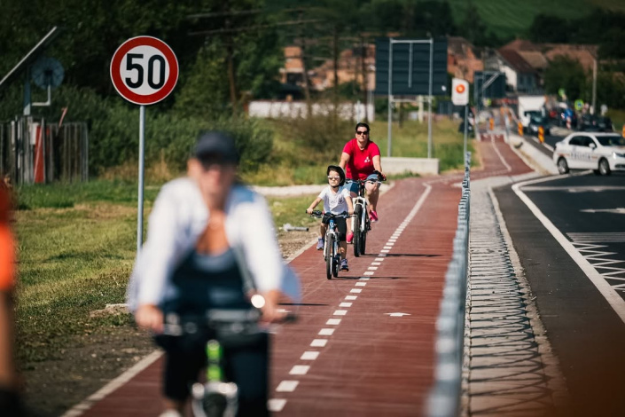 Új 🚴‍♂️🚗 utakon Székelyudvarhely és Székelykeresztúr között!
Az ország most nehéz pénzügyi helyzetben van, de mindent megteszünk azért, hogy ne álljanak le azok a fejlesztések, amelyek a helyi közösségeket erősítik. Ne legyen hátrány vidéken élni!