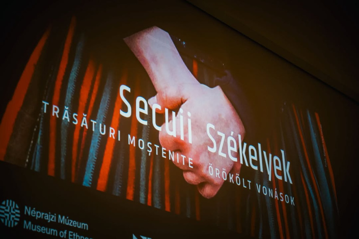 Idén is három székelyföldi embernek mondtunk köszönetet az Orbán Balázs-díjak átadásával.
Gratulálunk Györfi Erzsébetnek – a székely táncházak egyik elindítójának, a Székelyföldi Énekiskola alapítójának; Fejes Rékának – a székely pedagógia szelíd reformerének; és Benkő Évának – a Guzsalyas Alapítvány motorjának! 💚
Ők nem nagy szavakkal, hanem mindennapi tettekkel – csendben, szívvel, kitartással tesznek a közösségért. Ez a legnagyobb szolgálat!