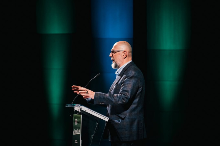 Nehéz év van mögöttünk. Idén is megvédtük közösségünket: megakadályoztuk az iskolák és települések összevonását, újraindítottuk a katolikus iskolát, és ma is azért dolgozunk, hogy az oktatás ne váljon megszorítások áldozatává. Rajtunk múlt, hogy Romániának nem magyarellenes elnöke lett.
Velünk ez a kormány jobb, igazságosabb döntéseket hozhat. Ott vagyunk, mert közösségünk érdekeit csak mi tudjuk képviselni.
Közgyűlést tartott az RMDSZ Csíkszereda Városi Szervezete.