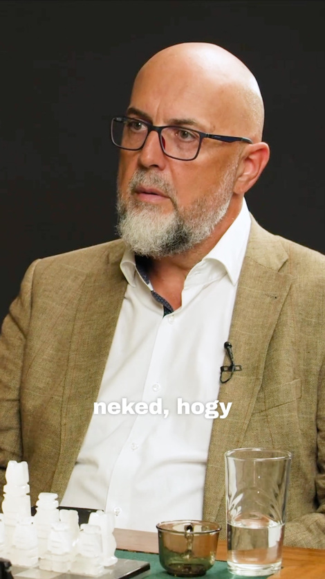 Nem lehet egy szóval elmondani, kik vagyunk és honnan jövünk: egyszerre csíki, székely, erdélyi – mindig attól függ, honnan nézzük. Ez a sokrétűség adja közösségünk valódi erejét.