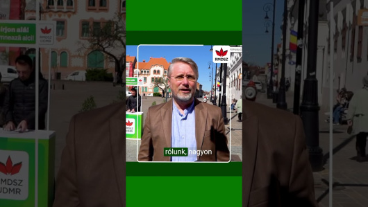 Ady Endre vigyázó tekintete előtt, jó hangulatban és jó ütemben gyűjtjük az aláírásokat